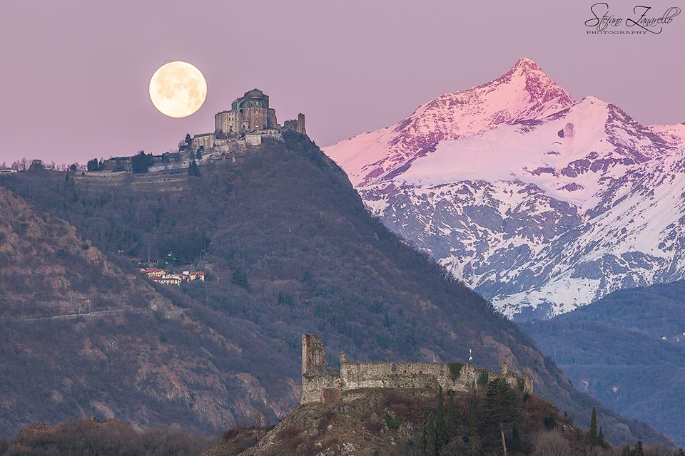 Il trittico Sacra di San Michele, Castello di Avigliana e Rocciamelone si sveglia all'alba impreziosito dalla luna piena - Stefano Zanarello